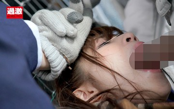 利尿剤を飲まされているとは知らず拘束された制服少女を助けようとしたら失禁し...