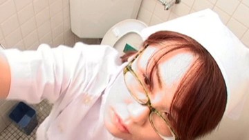 給食センターで働くおばさんのトイレ盗撮 尿検査採取映像