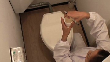給食センターで働くおばさんのトイレ盗撮 尿検査採取映像