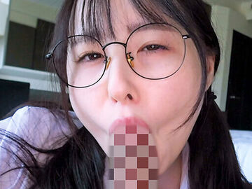 メガネの地味っ娘ちゃん 裏垢では絶頂に沼…