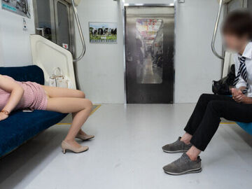 最終電車でパンチラしていた嫁の義姉さんは…