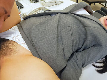 【剛毛舐めセクハラ】残業中のオフィスで二…